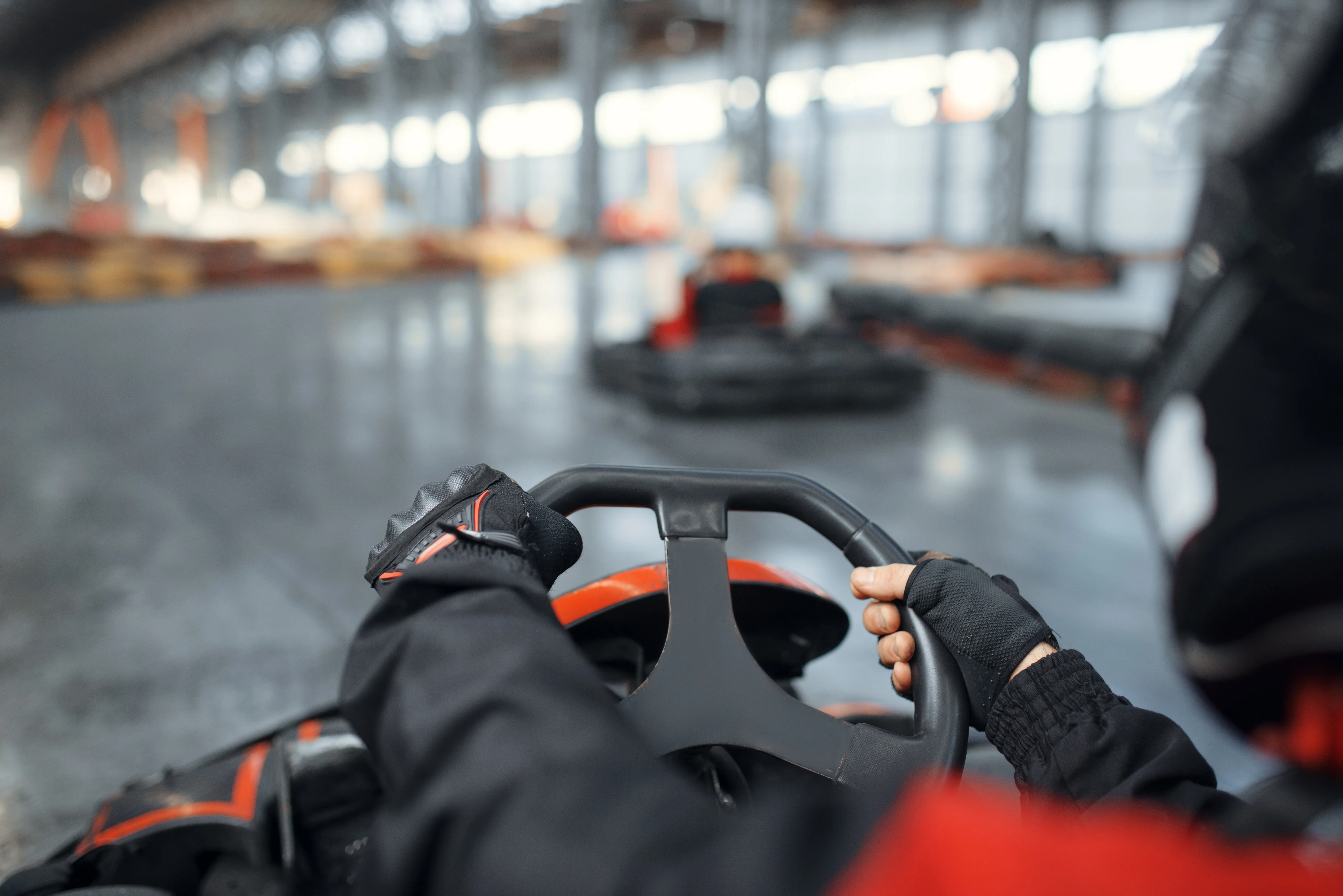 Karts disputando posição em uma pista indoor