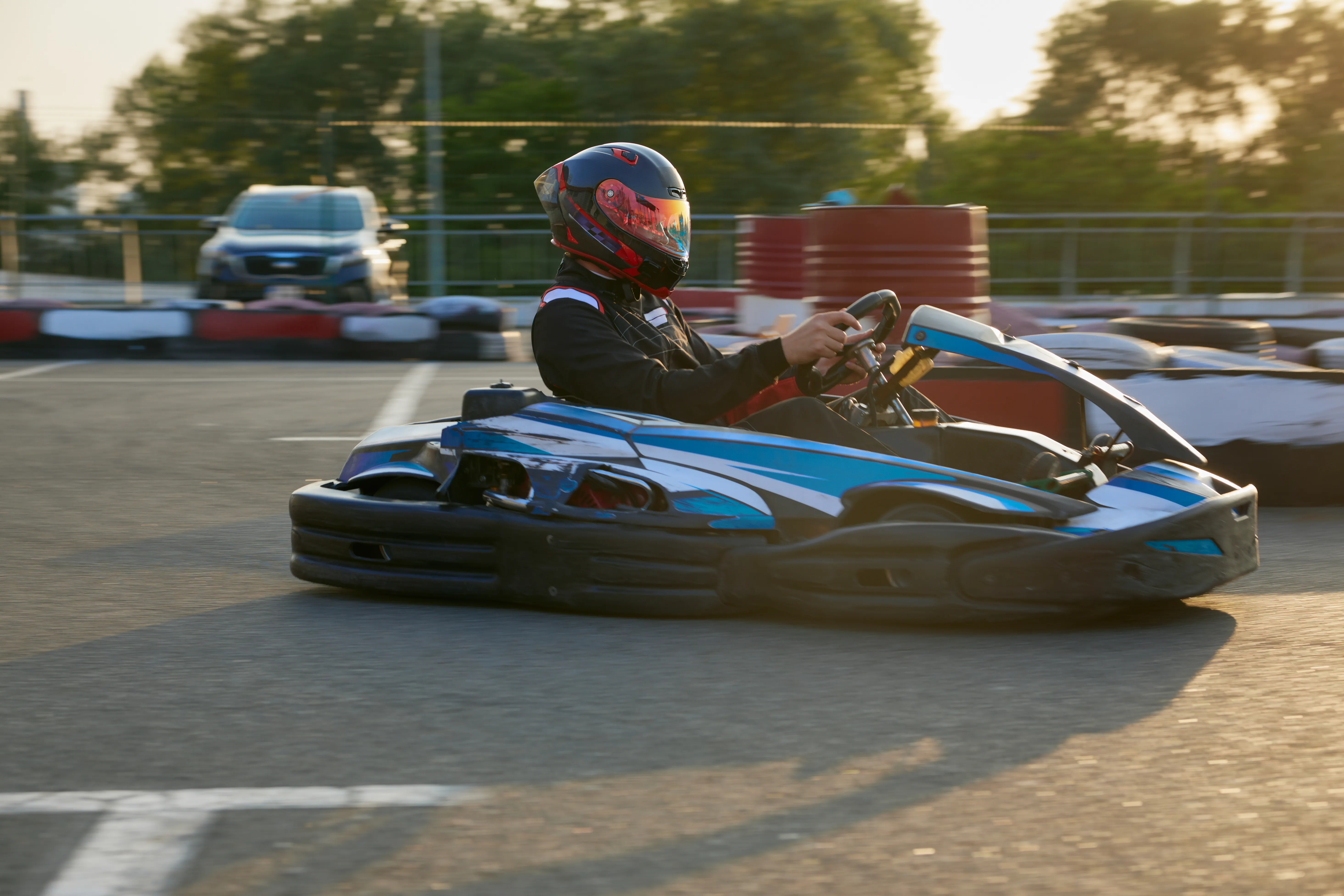 Piloto de kart em movimento sob a luz do fim de tarde