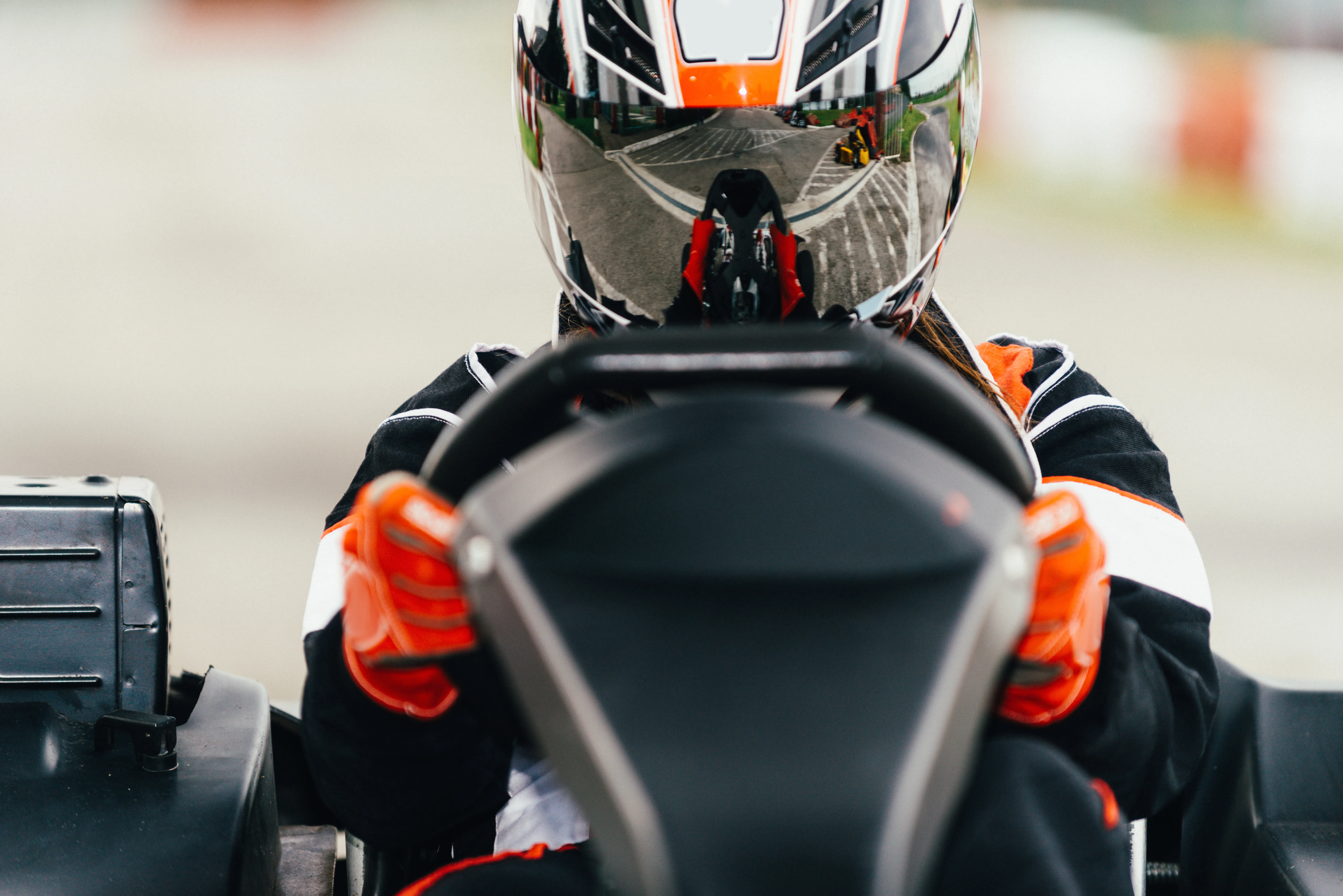 Piloto acelerando um kart em uma pista