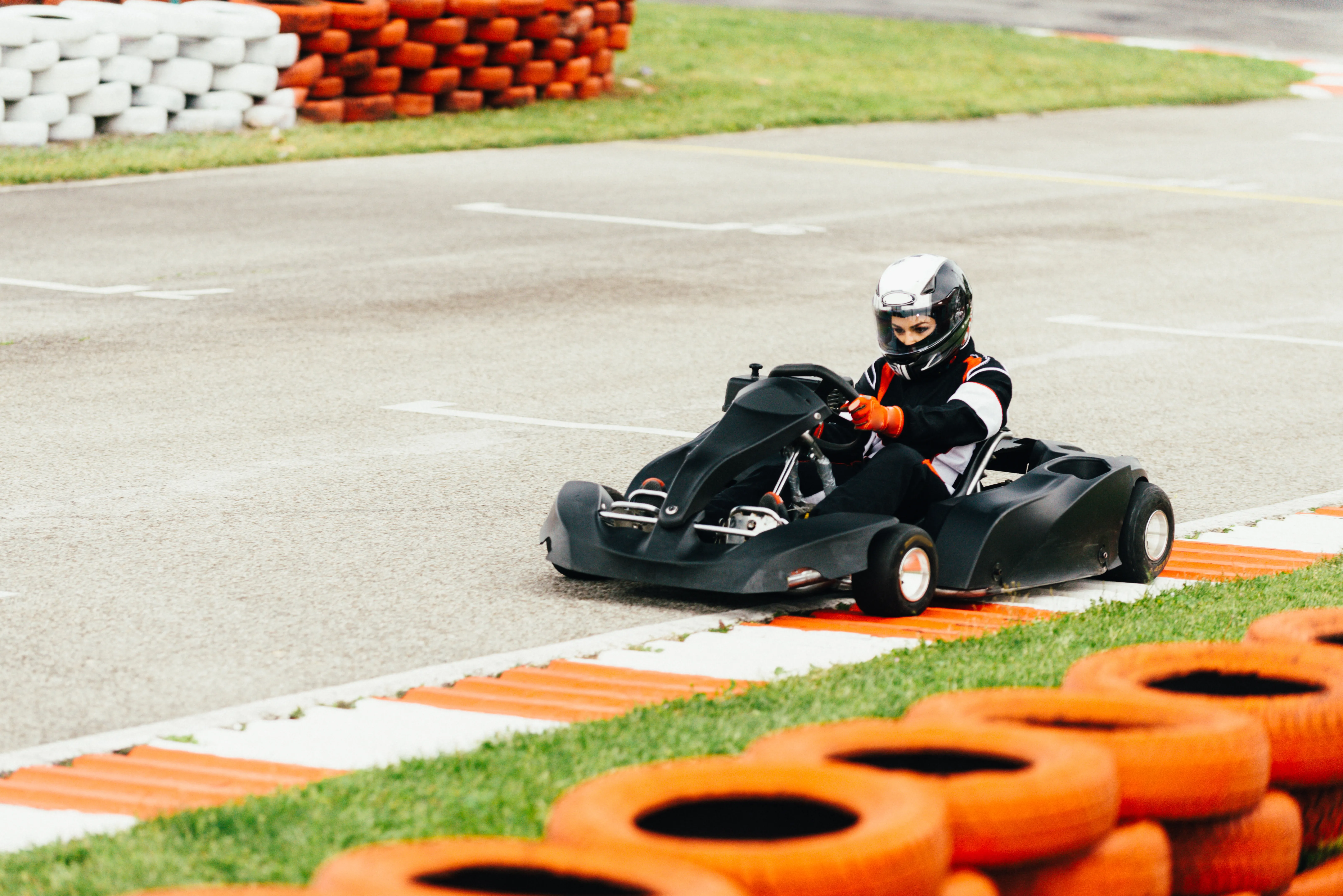 Pilota conduzindo kart em alta velocidade